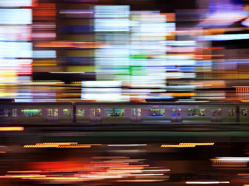 23. Снимок поезда с пешеходной платформы в Синдзюку, Токио, Япония. Автор - Shigehiro Ono.