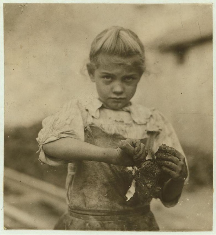 15. 7-летняя Рози на разделке устриц в Блаффтоне, Южная Каролина. Снимок сделан в феврале 1913 года, к тому времени Рози работала уже 3 года.