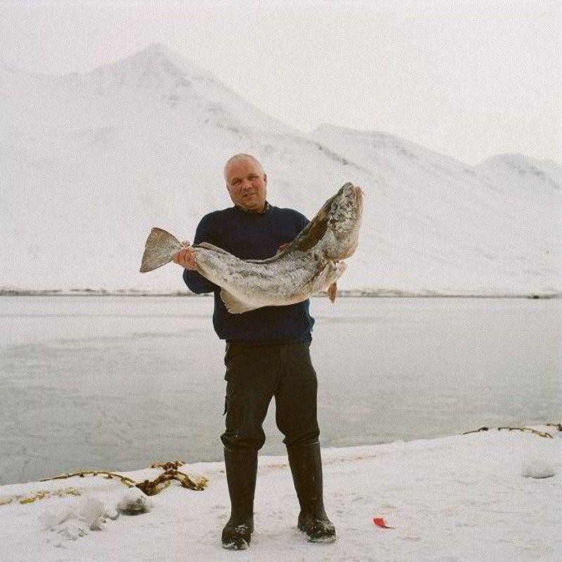 15 Йон Холм Хафстейннен Хафтессон, 46 лет, работает в порту Сиглюфьёрдюра разгрузчиком рыбы. Йон признается, что не умеет пользоваться компьютером и у него даже нет емейла.