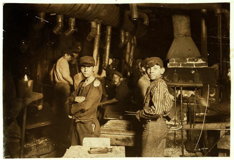 20 Ночная смена на стекольной фабрике в Индиане, апрель 1909 года.
