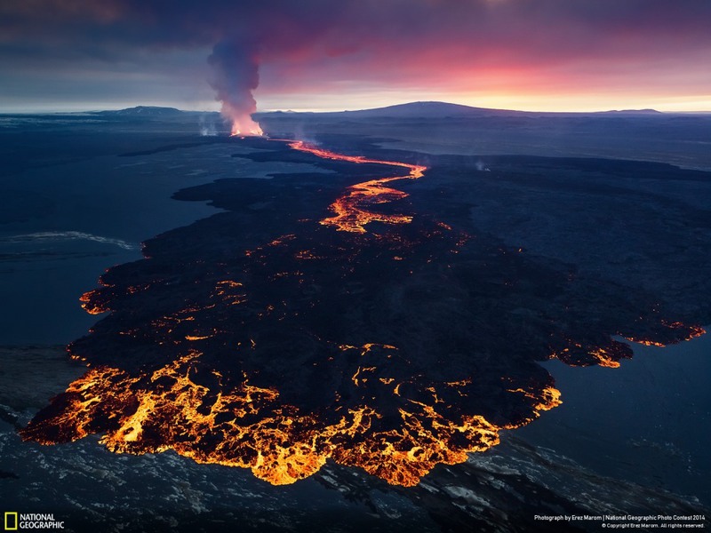 25 "Вулканический закат". Извержение вулкана Бардарабунга (плато Холухрёйн, Исландия). Автор -  Erez Marom.