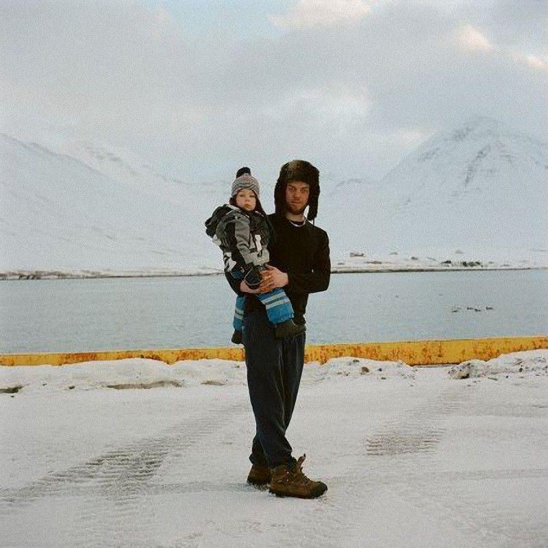 21 30-летний рыбак из Сиглюфьердюра Хьялти и его трехлетний сын Харалдюр. Сиглюфьёрдюр — это именно то место, из-за которого многие иностранцы по-прежнему считают, что Исландия — родина селедки. Хотя это давно не так. Сейчас добывается в основном треска, пикша, скумбрия и креветки. А сельдь давно исчезла из прибрежных вод северной Исландии. Так же внезапно, как и когда-то появилась в окрестностях залива Эйяфьердюр.