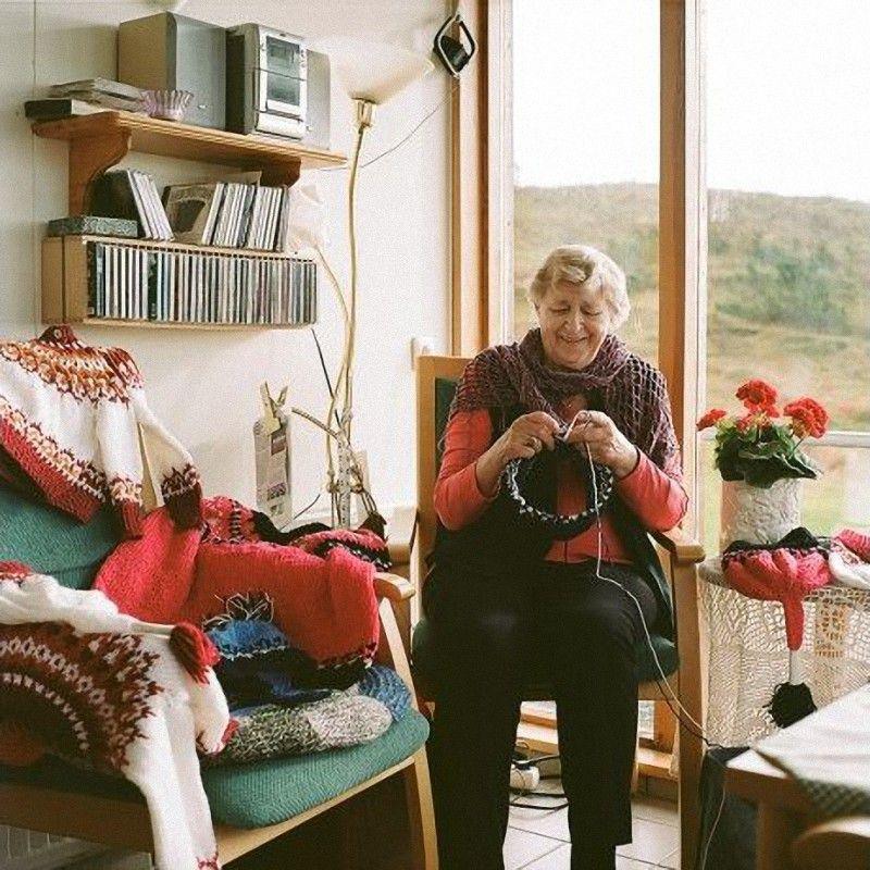 23 Торе Торбергсдоттир 82 года. Она живет в доме престарелых в Вике. Ее день проходит всегда одинаково: почти все время она сидит в гостиной с лучшим видом на океан во всех окрестностях, пьет чай, слушает свои диски с записями оперных выступлений и аккордеона и вяжет. В этом году она связала более ста свитеров. Два года назад она сама настояла на том, чтобы переселиться в дом престарелых: после смерти мужа ее сын ухаживал за ней, но она решила, что не хочет никого отягощать заботой о себе.