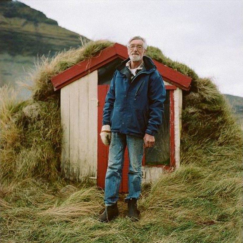 26 Гудмундюр Паулссон, 75 лет, фермер в Грундафьердюре. Его ферма — единственное обитаемое место на десять километров. В постройке за спиной он коптит колбаски, а в доме на окне выращивает помидоры.