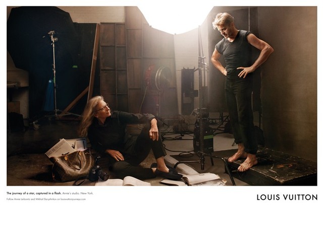 1.На фотографии Энни Лейбовиц и Михаил Барышников. Съемки проходили в нью-йоркской студии Лейбовиц.