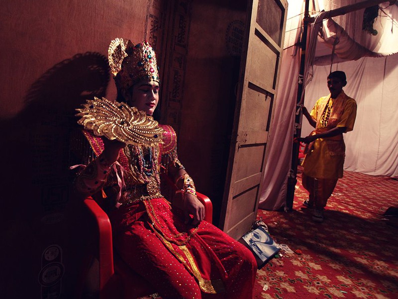 18 "Акт веры". Автор - Mukunda De. Актер входит в роль Кришны за кулисами во время выступления в Дели, Индия.