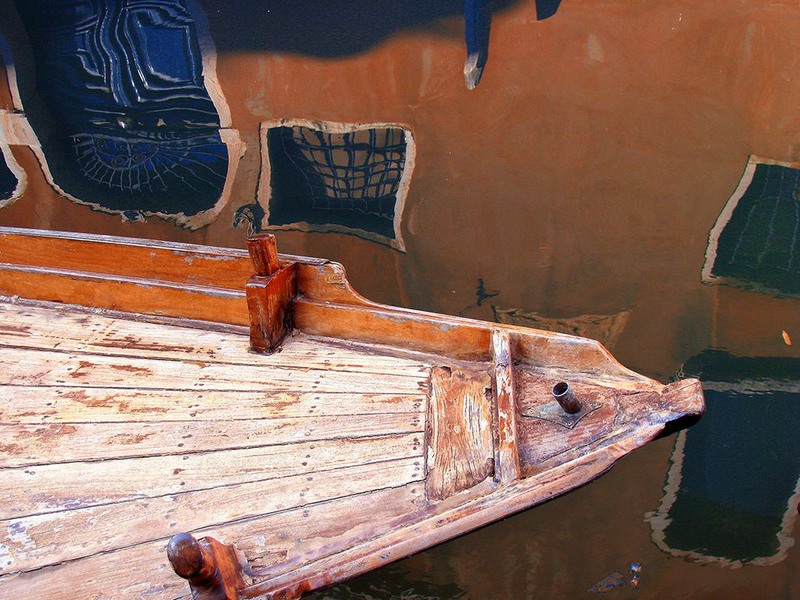 3 "Отражение в воде". Деревянная лодка плывет по каналу в Венеции. Автор - Halszka Tutaj-Gasinska.
