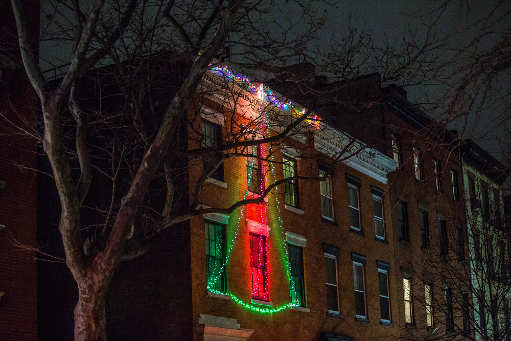 50 Декабрь. Holiday lights aglow in Brooklyn Heights.George Etheredge