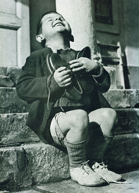 1 Австрийский мальчик получил новые туфли во время Второй мировой войны.