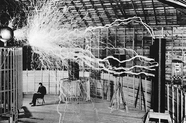 2 Никола Тесла в своей лаборатории.