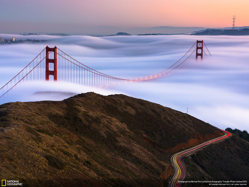 7 "В облаках". Закат солнца за мостом "Золотые Ворота" в Сан-Франциско. Автор - Michael Perry.