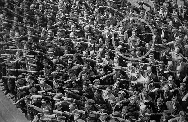 3 Единственный человек в толпе отказался от нацистского приветствия, 1936.