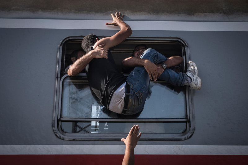 9 I место в категории «Новости» среди фотоисторий. Автор - Сергей Пономарев для The New York Times. Беженцы пытаются сесть на поезд в Загреб