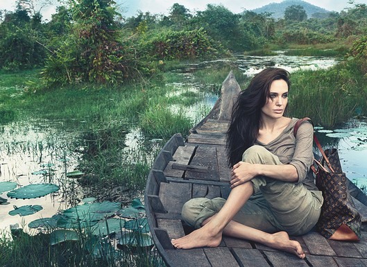10.На снимке Анджелина Джоли. Съемки проходили в Камбодже. По утверждению организаторов - актриса снималась в собственной одежде и со своей сумкой, с которой не расстается уже более 6 лет.