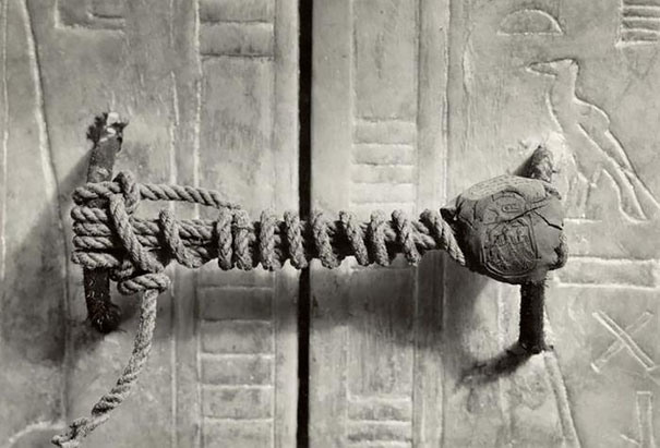 7 Целостная пломба на могиле Тутанхамона, 1922 (3245 лет нетронутости).