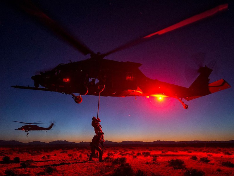 29 Маневры в темноте. Автор - Jodi Martinez.
Американские военные спецподразделения проводят быстрый подъем во время учений в Holloman Air Force Base в Нью-Мексико.