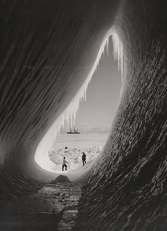 9 Грот в айсберге сфотографировали во время британской антарктической экспедиции, 5 января 1911.