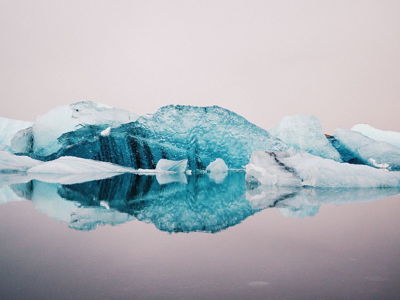 30 "Спокойное отражение". Автор - Freia Lily. Отражение айсберга "glacier lagoo" в Исландии.