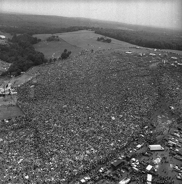 10 Огромная толпа людей, собравшихся на первый рок-фестиваль Вудсток, 1969.