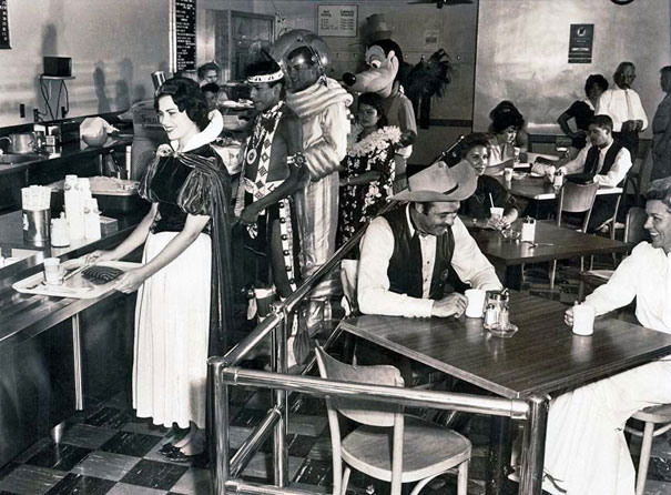 13 В кафе для сотрудников Диснея, 1961.