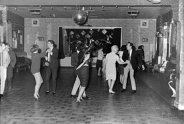 14 «Битлз» играют для 18 человек в клубе британского городка Олдершот, декабрь 1961 года. Через полтора года они станут суперзвёздами.