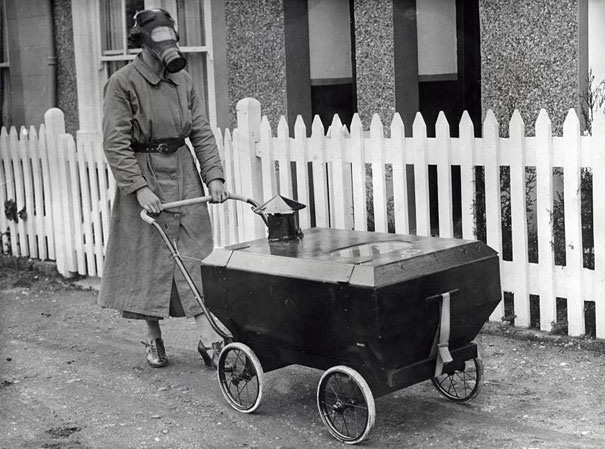 15 Женщина с коляской, устойчивой к газу, Англия, 1938.