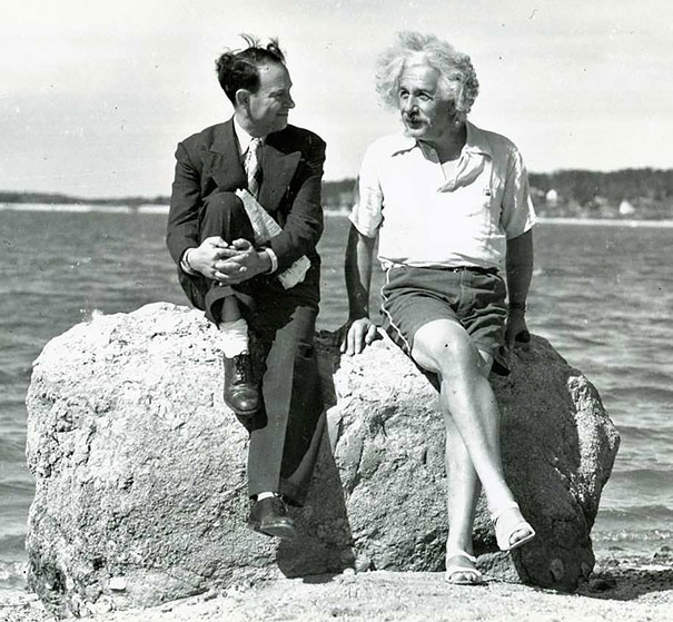 17 Альберт Эйнштейн летом 1939, Нассау-Пойнт, Лонг-Айленд, Нью-Йорк.