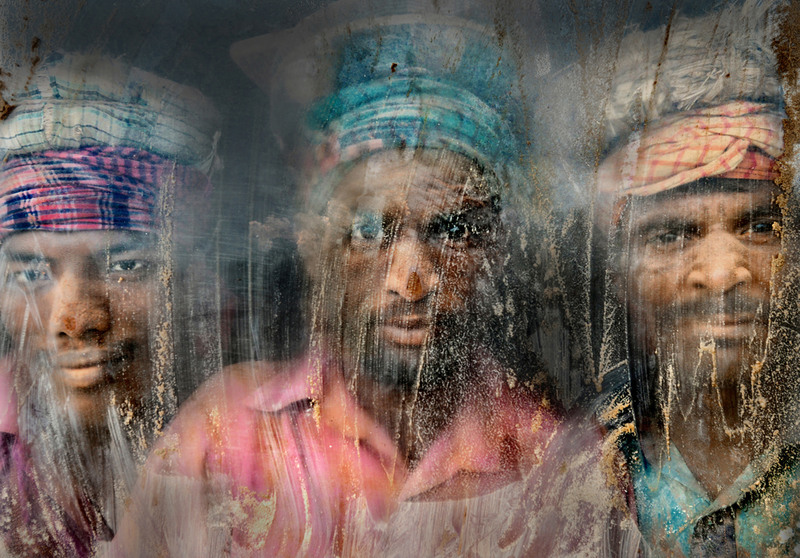 2 Второе место - работа фотографа Файсала Азима (Faisal Azim) под названием "Работники гравия" («Gravel Workmen»). Снимок сделан в Читтагонге (Бангладеш). На фото трое рабочих на производстве гравия, которые смотрят сквозь грязное от пыли стекло. Приз - 6-дневная фотоэкспедиция в Йеллоустоун (США).