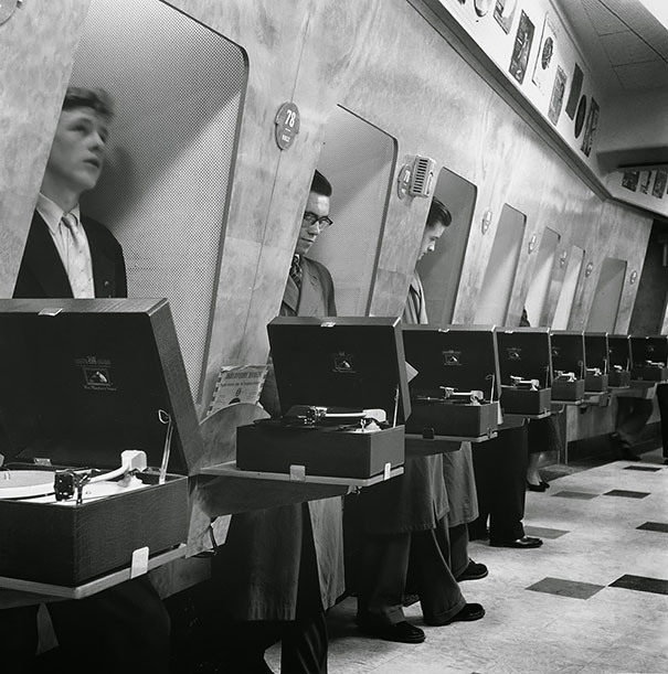 19 Посетители в лондонском музыкальном магазине, 1955.