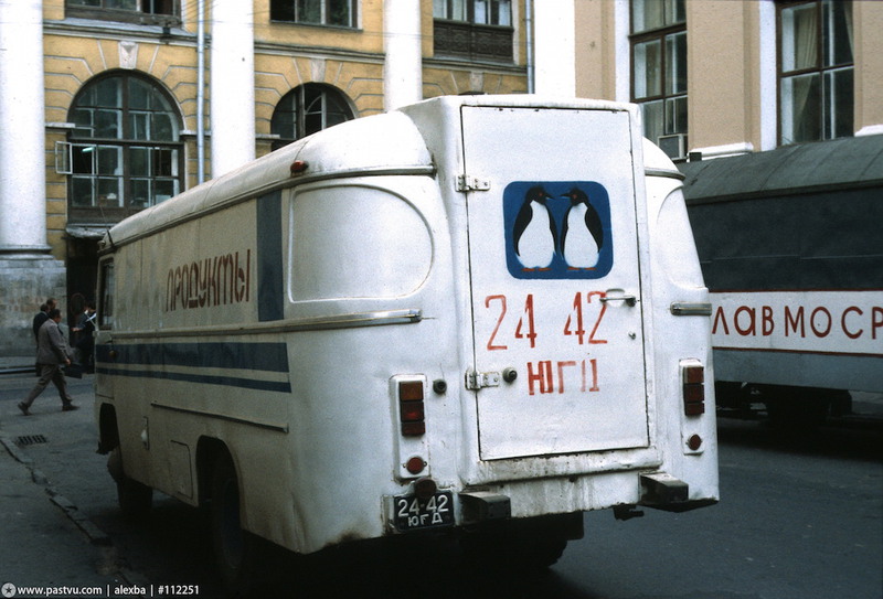 11 В Безымянном переулке стоит "пингвин", так называли фургоны, в которых возили мороженое, пельмени и другие замороженные продукты