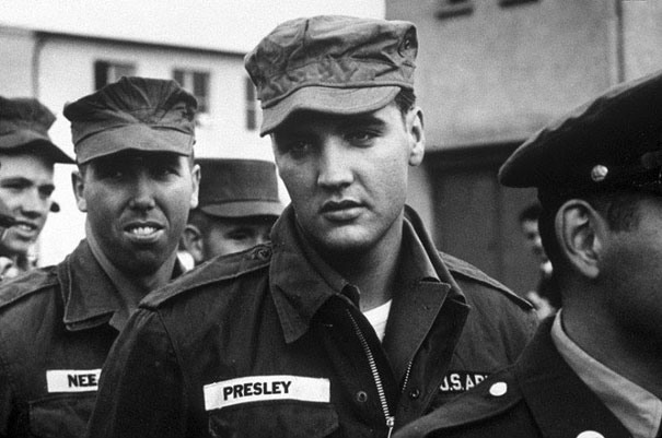 21 Элвис Пресли в армии, 1958.