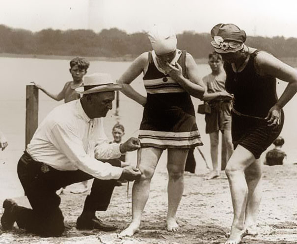 22 Замеры купальников. Если они были слишком коротки, женщин оштрафовали, 1920-е.