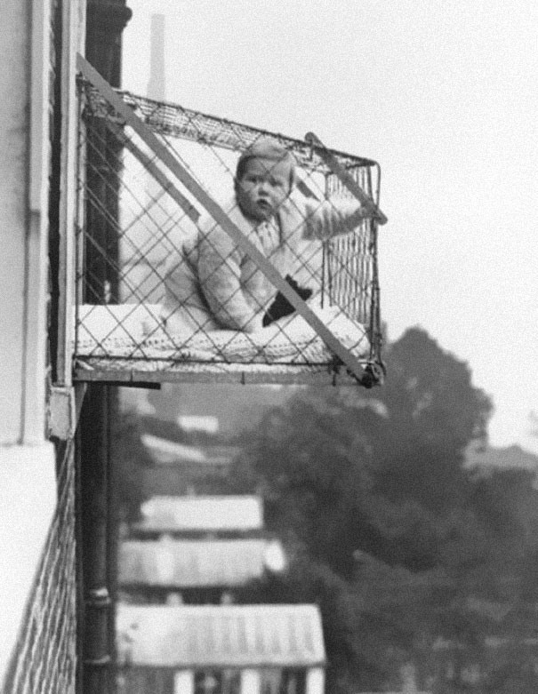 23 Детские клетки, которые использовали, чтобы малыши получали необходимое количество солнечного света и свежего воздуха, когда жили в многоквартирных домах, 1937.
