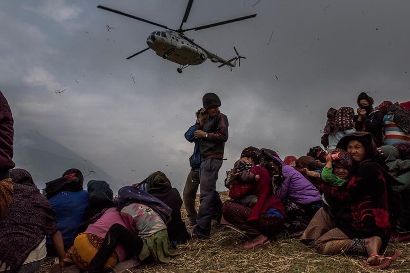 11 III место в категории «Новости» среди фотоисторий. Автор - Daniel Berehulak для The New York Times. Вертолет забирает врачей, привезших медикаменты в непальскую деревню, пострадавшую от землетрясения 25 апреля
