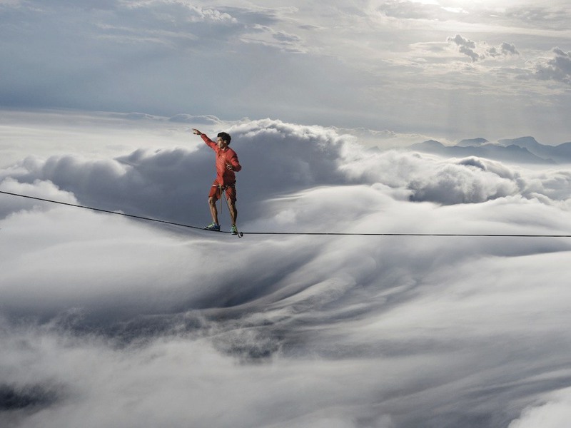 15 Канатоходец между двумя горами над Рио-де-Жанейро (Бразилия). Автор - Кит Ладзински.