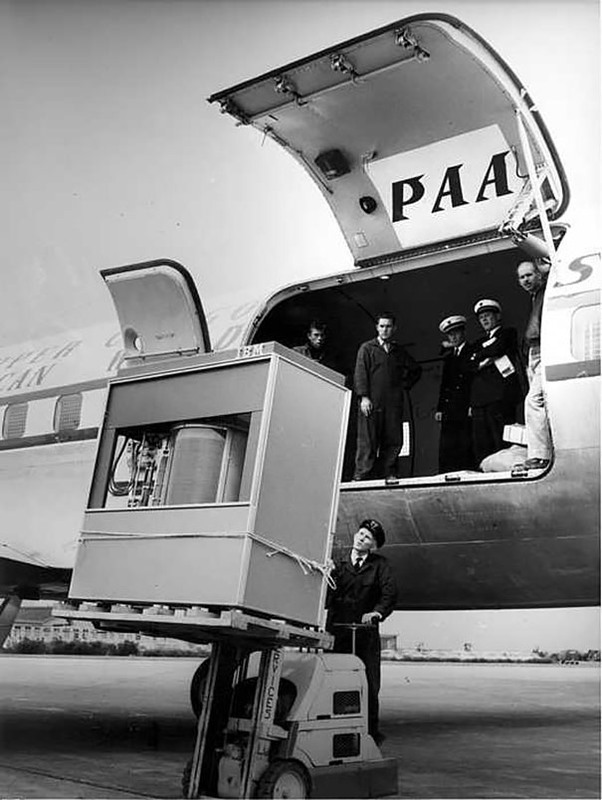 26 Первый жёсткий диск на 5 Мбайт загружают в самолёт PANAM, 1956.