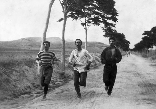 30 Трое участников мужского марафона на первых Олимпийских играх современности в 1896 году.