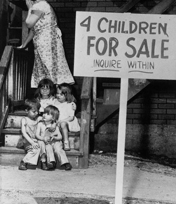 31 Мать прячет лицо от стыда, выставив на продажу своих детей, Чикаго, 1948.