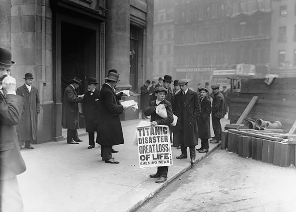 32 Мальчик Нед Парфетт продаёт копии вечерней газеты с новостью о затонувшем Титанике, 16 апреля 1912.
