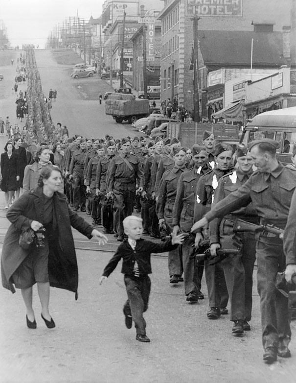 34 «Подожди меня, папа». Снимок сделал Клод П. Деттлофф в Нью-Вестминстере, Канада, 1 октября 1940.