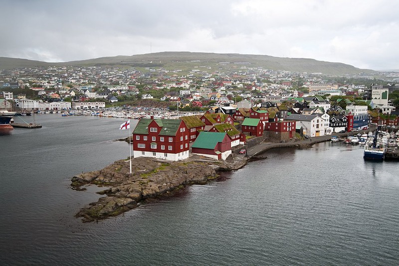 8 Столица и главный порт островов - город Торсхавн. Автор - Stig Nygaard.