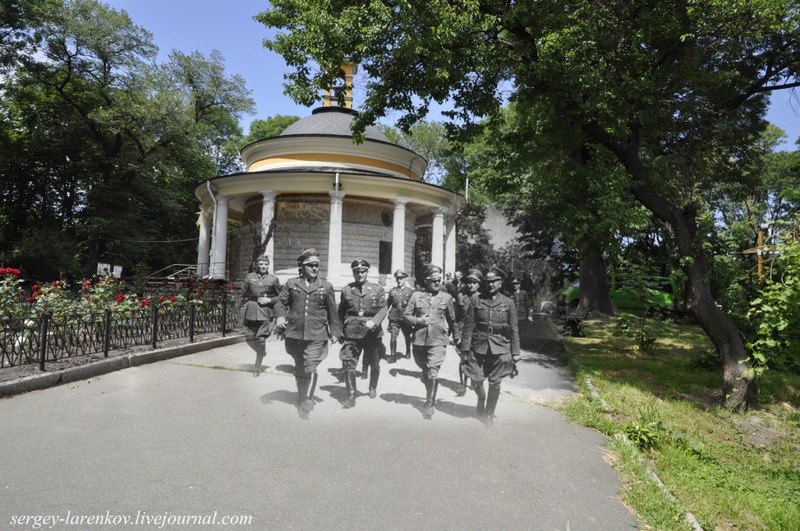 11 Киев 1941/2012 Гитлеровцы у Аскольдовой могилы.