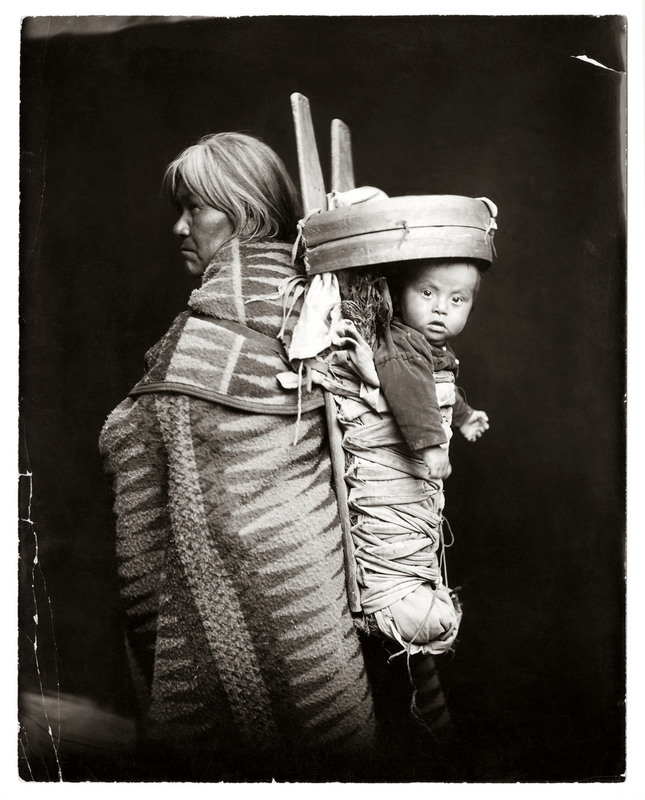 2 Женщина и ребенок из племени навахо. Фотостудия Пеннингтона, Дуранго, Колорадо.