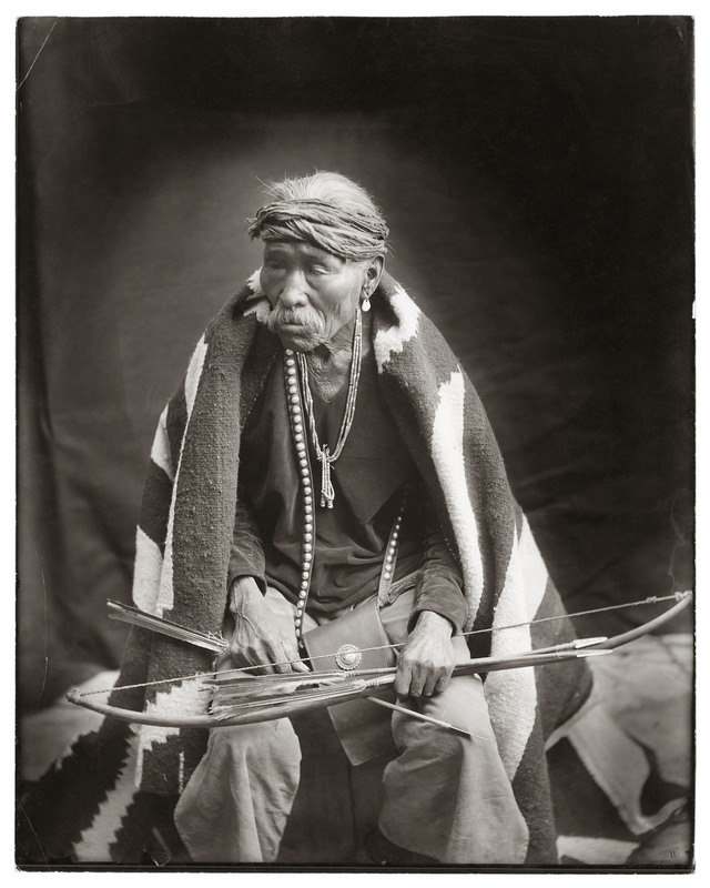 7 Старый воин навахо с оружием.