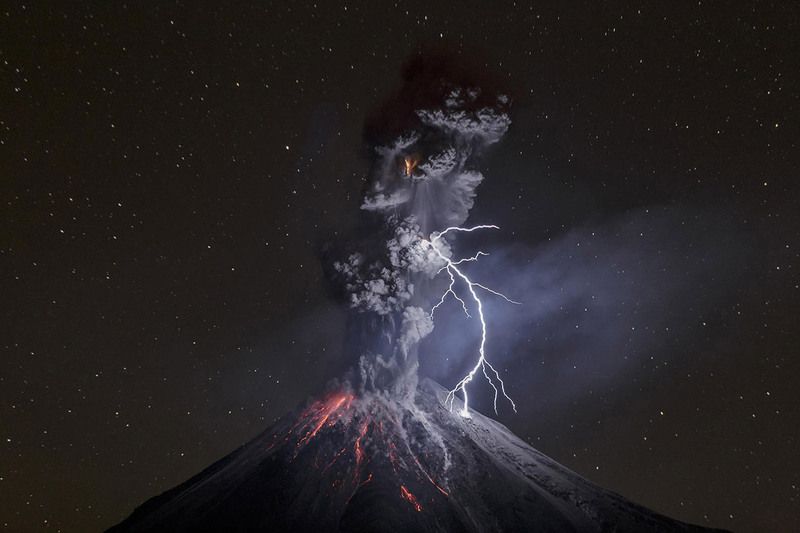 15 III место в категории «Природа». Автор - Sergio Tapiro. Извержение вулкана Колима (Мексика).
