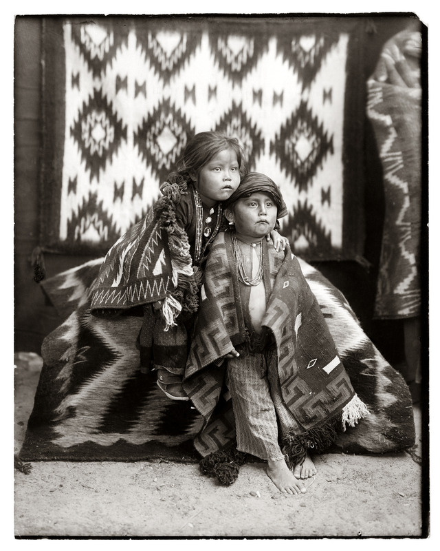 9 Брат и сестра из племени навахо.