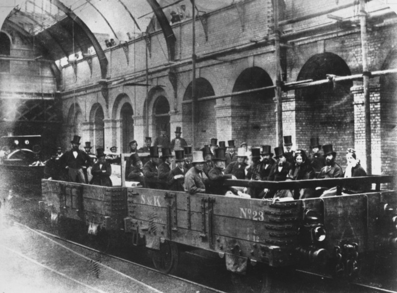 2. Канцлер Уильям Гладстон на инспекционной поездки по первой в мире линии метро, 24 мая 1862.