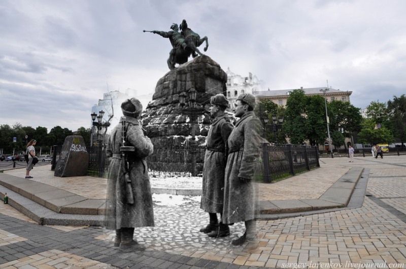 26 Киев 1943/2012 Воины-освободители у памятника Богдану Хмельницкому.