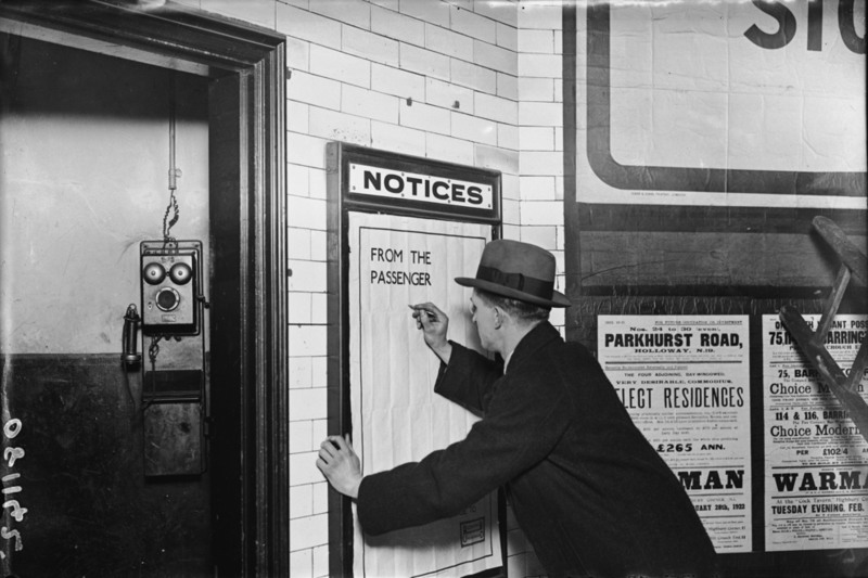 10. Человек пишет на плакате жалоб. 1922 г.