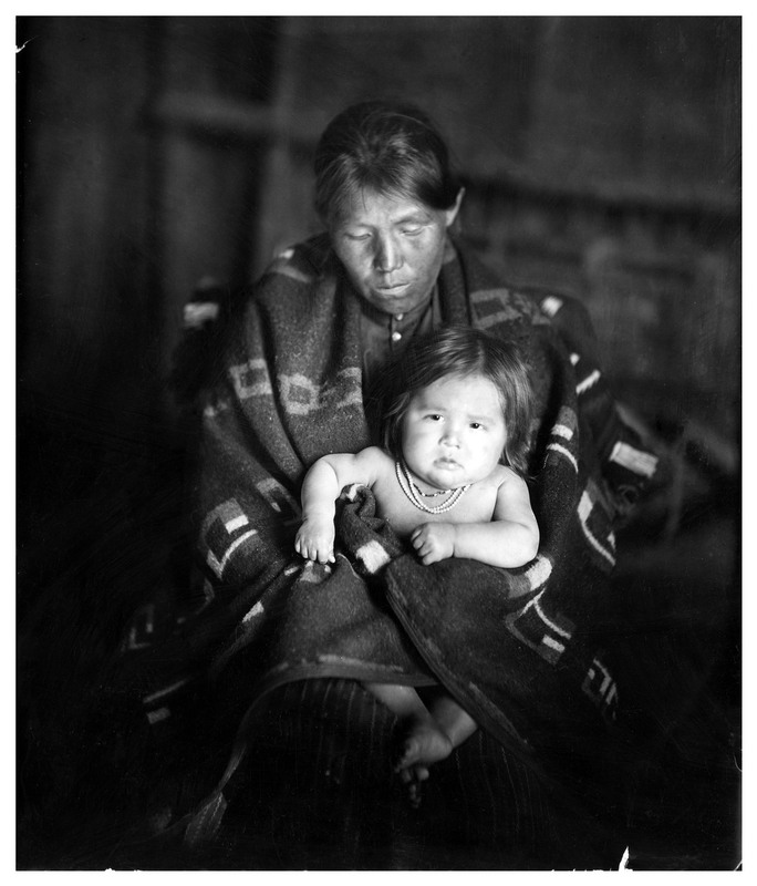 17 Женщина и ребенок из племени навахо.